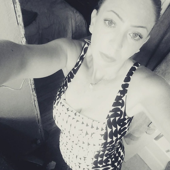 Meet your Posher, Sarah - Picture 2 of 2